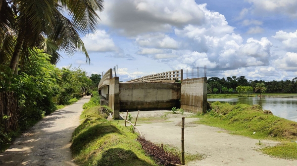 নেই সংযোগ সড়ক, পড়ে আছে সাড়ে ৬ কোটি টাকার সেতু