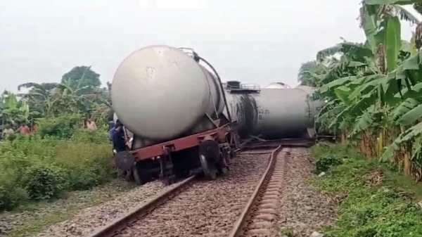 ট্রেনের ৮ ট্যাংকার লাইনচ্যুত, খুলনার সঙ্গে সারা দেশের রেল যোগাযোগ বিচ্ছিন্ন