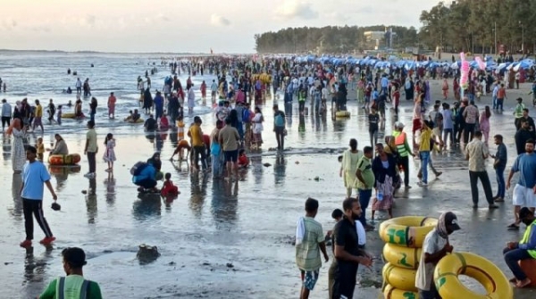 পূজার ছুটিতে কক্সবাজারে পর্যটকের ঢল