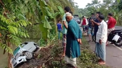 পিরোজপুরে প্রাইভেট কার নিয়ন্ত্রণ হারিয়ে খালে, ৪ শিশুসহ নিহত ৮